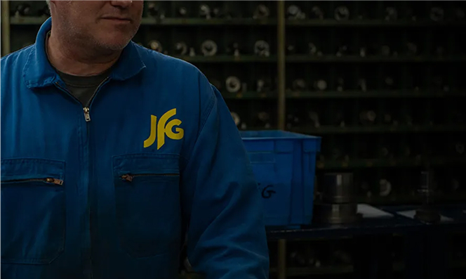 Opérateur JFG dans l'atelier de Saint-Étienne