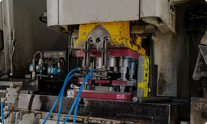 Presse industrielle de découpage dans l'atelier JFG